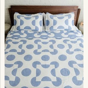 Dusen Dusen Dot Coverlet and Shams (full/queen)